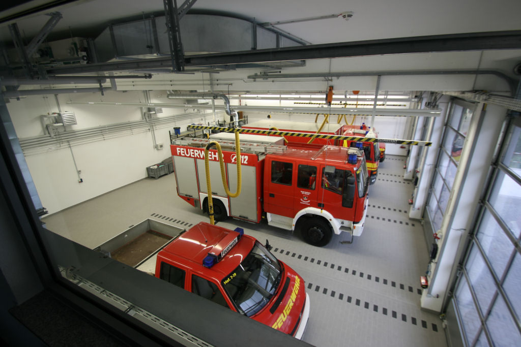 Fenster zur Fahrzeughalle